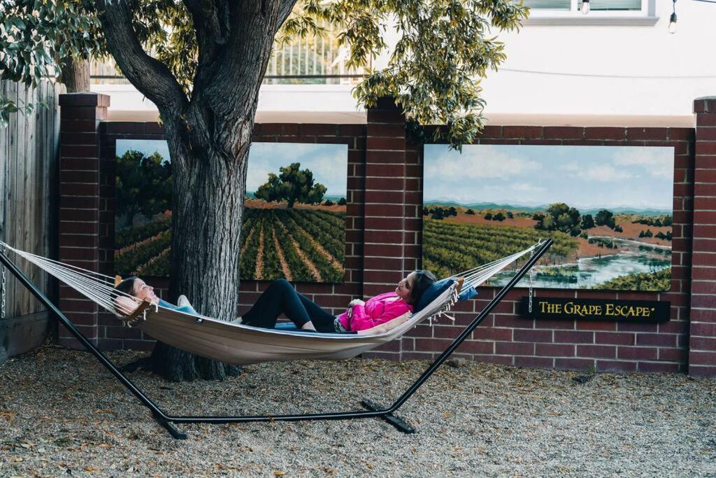 Grape Escape Inn & Suites Lodi Eksteriør billede